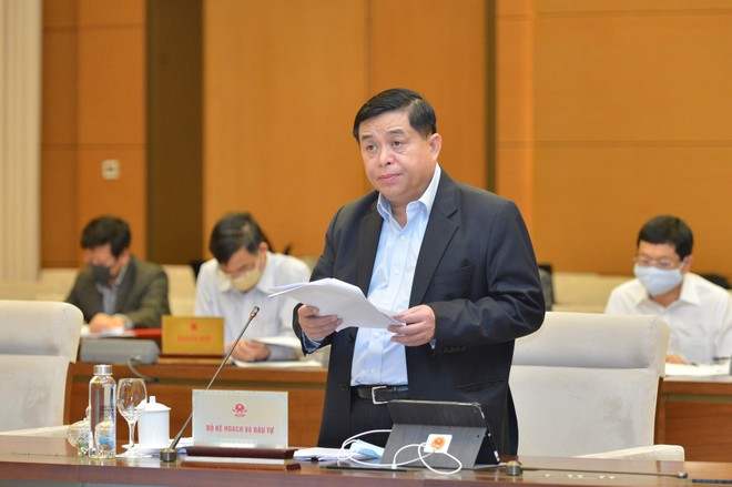 Bộ trưởng Bộ Kế hoạch và Đầu tư Nguyễn Chí Dũng trình bày báo cáo (Ảnh QK).