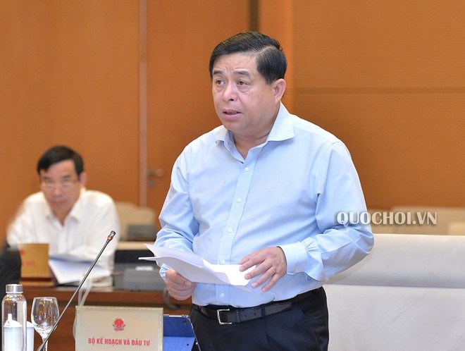 Bộ trưởng Bộ Kế hoạch và đầu tư Nguyễn Chí Dũng báo cáo tại phiên họp