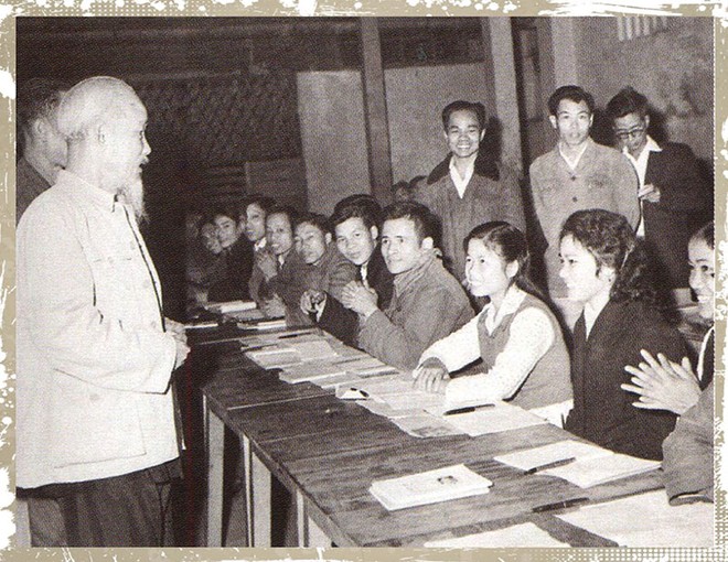 Chủ tịch Hồ Chí Minh thăm lớp học bổ túc văn hóa và kỹ thuật buổi tối của công nhân Nhà máy Ô tô 1/5, lá cờ đầu của phong trào bổ túc văn hóa ngành công nghiệp Hà Nội (19/12/1963).