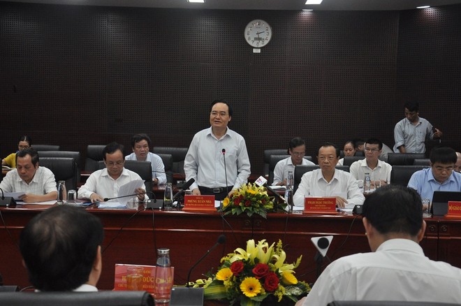 Bộ trưởng Phùng Xuân Nhạ phát biểu tại buổi làm việc.