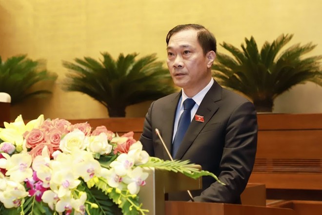 Quốc hội nghe Chủ nhiệm Uỷ ban Kinh tế Vũ Hồng Thanh báo cáo thẩm tra - (Ảnh QP).