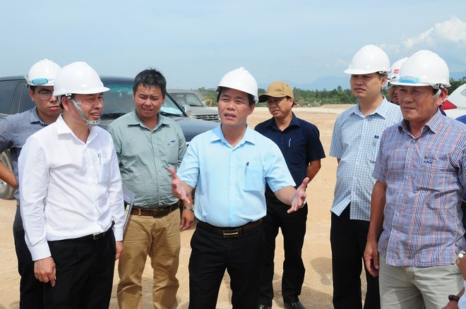 Phó chủ tịch UBND tỉnh thừa Thiên Huế Nguyễn Văn Phương (giữa ảnh) thực địa kiểm tra dự án Nhà ga hành khách T2.