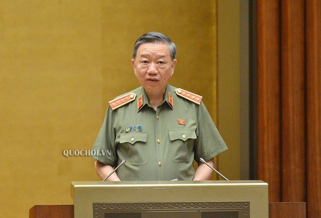 Bộ trưởng Bộ Công an Tô Lâm trình bày tờ trình dự án Luật Cư trú sửa đổi.
