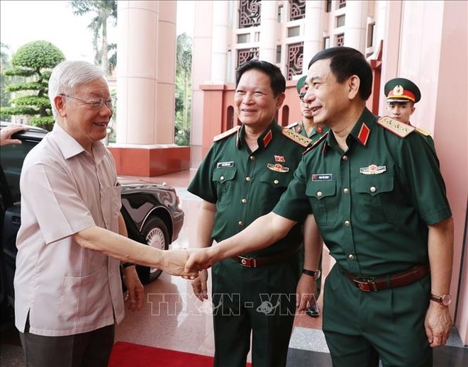 Tổng Bí thư, Chủ tịch nước Nguyễn Phú Trọng, Bí thư Quân ủy Trung ương với các đồng chí lãnh đạo Bộ Quốc phòng. Ảnh: Trí Dũng/TTXVN