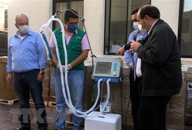 Bộ trưởng Y tế Bolivia Marcelo Navajas (phải) trong lễ bàn giao các máy trợ thở tại một bệnh viện ở Santa Cruz, Bolivia ngày 19/5. (Ảnh: AFP/TTXVN)