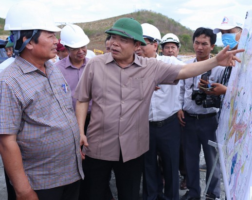 Bộ trưởng Nguyễn Xuân Cường kiểm tra các dự án công trình thủy lợi ở Ninh Thuận.