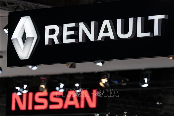 Biểu tượng của hãng Renault và Nissan tại triển lãm ô tô ở Brussels, Bỉ. Ảnh: AFP/TTXVN