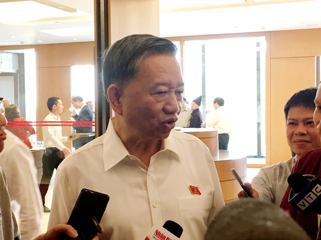 Bộ trưởng Bộ Công an Tô Lâmtrao đổi với báo chí bên hành lang Quốc hội.