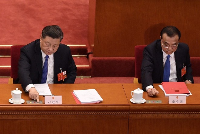Chủ tịch Trung Quốc Tập Cận Bình (bìa trái) và Thủ tướng Trung Quốc Lý Khắc Cường hôm 28/5 bỏ phiếu phê chuẩn áp dụng luật an ninh đối với Hong Kong. Ảnh: AFP
