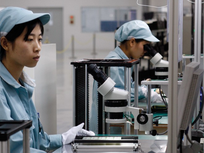 Nhiều nhà sản xuất Nhật Bản đang cân nhắc việc di dời sản xuất tới Việt Nam. Trong ảnh: Chế tạo linh kiện tại nhà máy của Fujitsu 