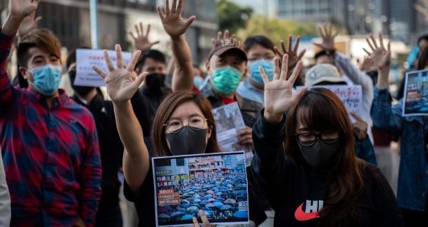 Người dân Hong Kong tụ tập ủng hộ biểu tình tại khu vực Kwun Tong ngày 27/11/2019. Ảnh: AFP