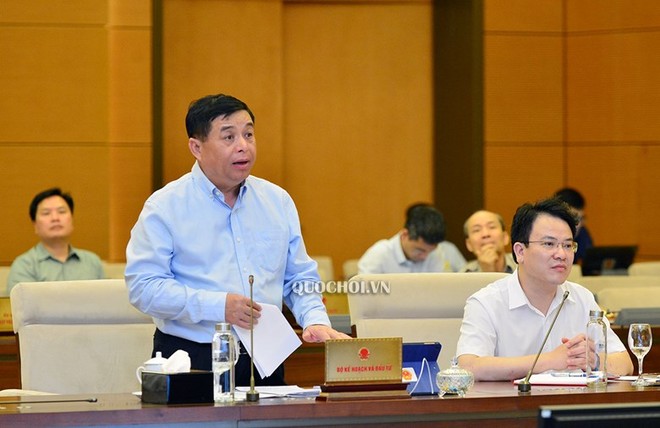 Bộ trưởng Bộ Kế hoạch và Đầu tư Nguyễn Chí Dũng trình bày tờ trình tai phiên họp.