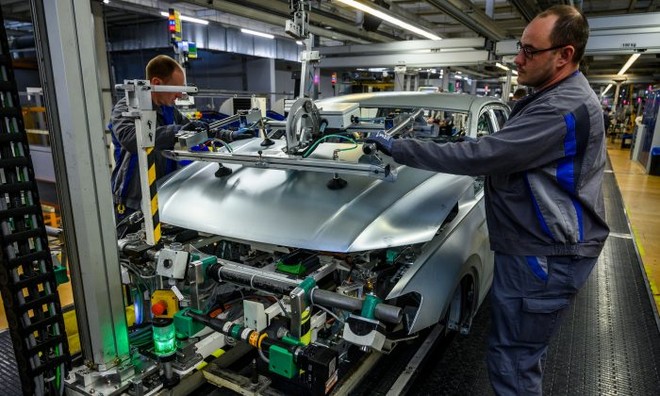 Hoạt động sản xuất ô tô tại Wolfsburg, Đức. Ảnh: AFP