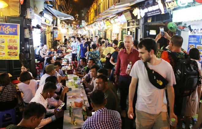 Phố Tạ Hiện hấp dẫn du khách trong nước và quốc tế khi du lịch Hà Nội.