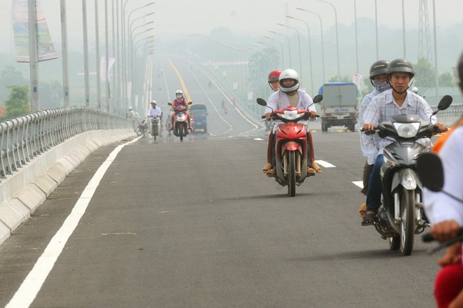 Cầu Vĩnh Thịnh bắc qua sông Hồng nằm trên đường vành đai 5 nối liền thị xã Sơn Tây (Hà Nội) với xã Vĩnh Thịnh (huyện Vĩnh Tường, Vĩnh Phúc) được Bộ GTVT đưa vào khai thác năm 2014.
