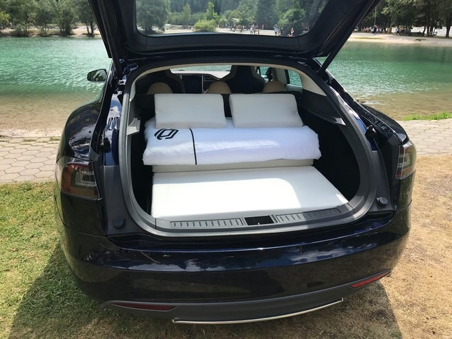 Dreamcase, bộ giường ngủ đặc biệt cho xe Tesla