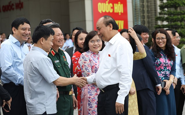 Thủ tướng Nguyễn Xuân Phúc và các vị đại biểu trước buổi họp trực tiếp đầu tiên của kỳ họp thứ 9, Quốc hội khoá XIV