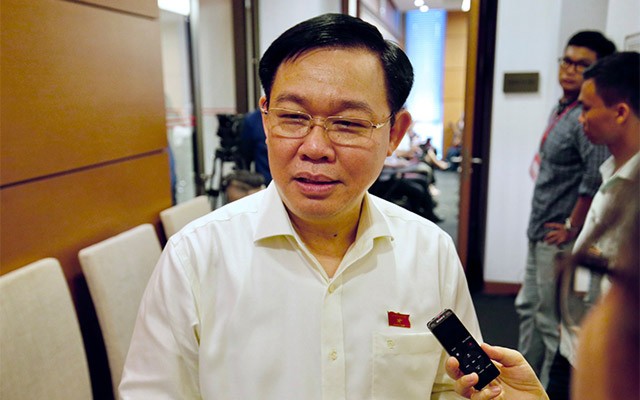 Bí thư Thành Uỷ Hà Nội Vương Đình Huệ trao đổi với báo chí bên hành lang Quốc hội.