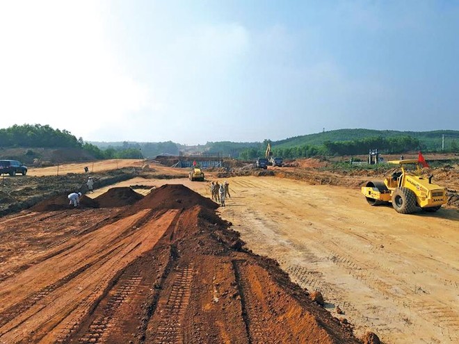 Dự án đầu tư xây dựng cao tốc Cam Lộ - La Sơn, đoạn qua huyện Cam Lộ. Ảnh: Trí Đức