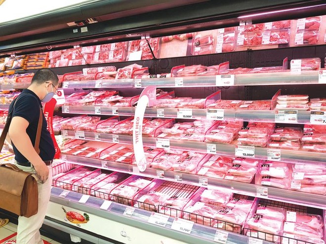 Giải pháp trước mắt để hạ nhiệt giá thịt lợn là vẫn phải đẩy mạnh nhập khẩu, bao gồm cả nhập khẩu thịt sống.