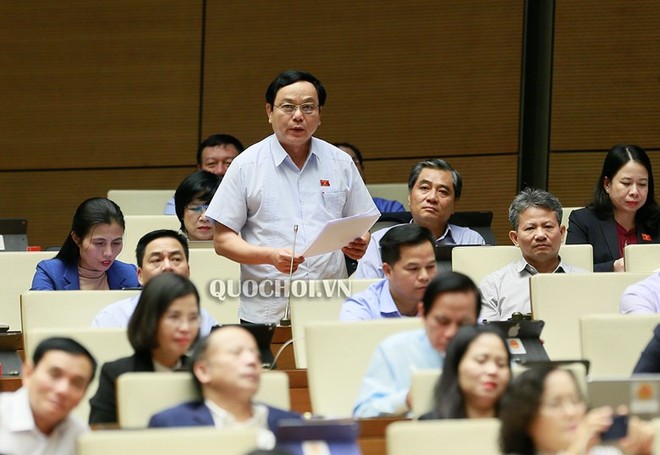 Đại biểu Hoàng Đức Thắng, Trưởng đoàn đại biểu Quốc hội tỉnh Quảng Trị tranh luận tại hội trường. 