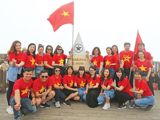Du khách check in đỉnh Fansipan (Sa Pa, Lào Cai). 