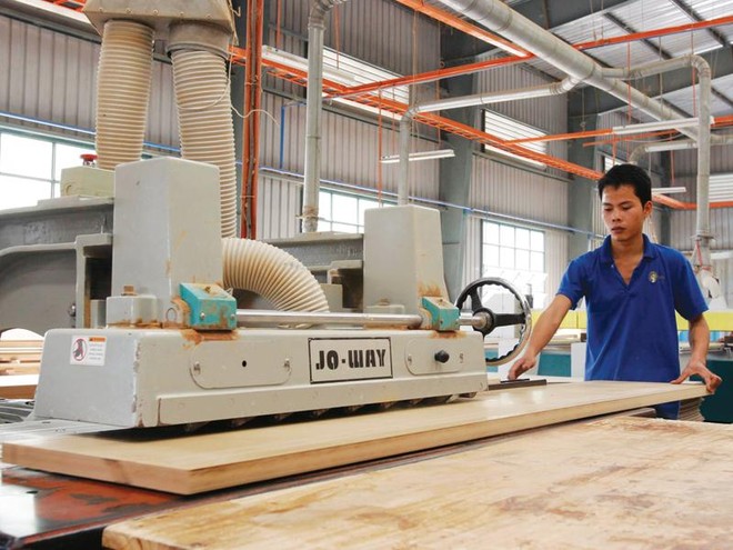 Năm 2019, xuất khẩu gỗ và sản phẩm gỗ của Việt Nam sang EU đạt 847 triệu USD, tăng 8,7% so với năm 2018. Trong ảnh: Xưởng chế biến gỗ tại Đồng Kỵ (Từ Sơn, Bắc Ninh). Ảnh: Đức Thanh