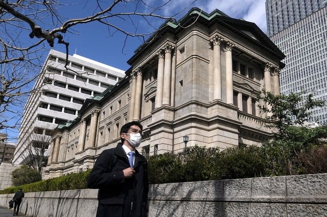 Ngân hàng Trung ương Nhật Bản giữ triển vọng lạc quan về nền kinh tế và sẵn sàng nới lỏng chính sách nếu cần thiết. Trong ảnh: Trụ sở Ngân hàng Trung ương Nhật Bản. Ảnh: AFP