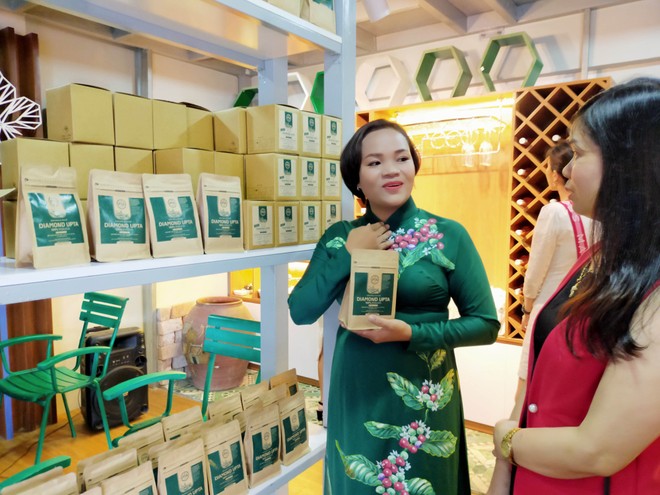 Bà Nguyễn Thiện Mỹ, người sáng lập DOTATA giới thiệu sản phẩm cà phê UPTA đến khách hàng.