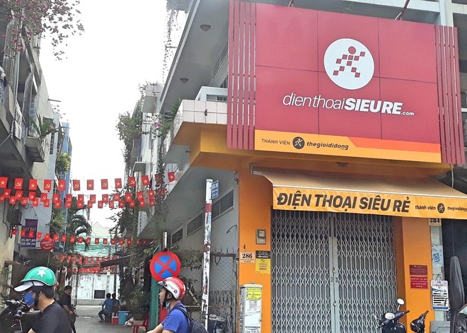 Cửa hàng điện thoại siêu rẻ trên đường Nguyễn Oanh, quận Gò Vấp chưa mở cửa vào sáng sớm thời điểm tháng 03/2020 (Ảnh: Hồng Phúc).