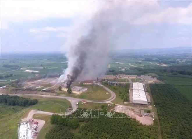 Khói bốc lên từ hiện trường vụ nổ tại nhà máy sản xuất pháo hoa ở tỉnh Sakarya, Tây Bắc Thổ Nhĩ Kỳ ngày 3/7/2020. Ảnh: The Sun/TTXVN