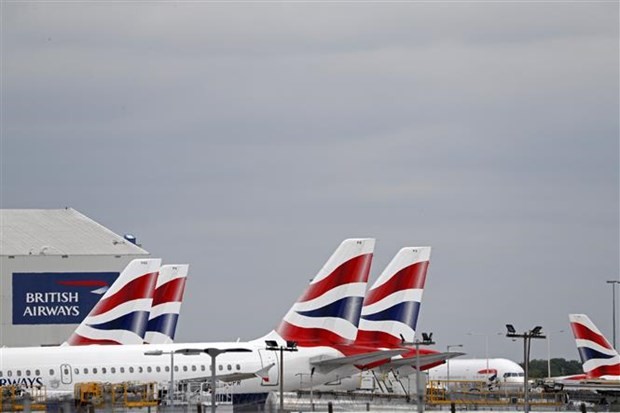 Máy bay của British Airways đậu tại sân bay London Heathrow, Anh, ngày 8/6/2020. (Nguồn: AFP/TTXVN)