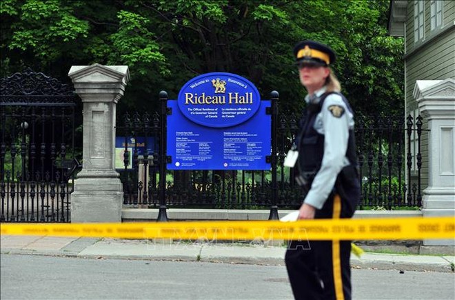 Cảnh sát Canada phong tỏa hiện trường vụ lao xe của một quân nhân vào khu dinh thự của Thủ tướng và Toàn quyền ở Ottawa ngày 2/7/2020. Ảnh: AFP/TTXVN