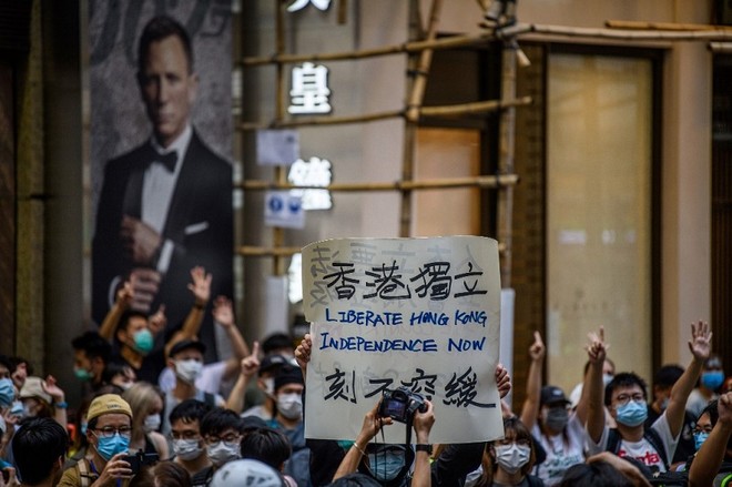 Đúng vào ngày kỷ niệm 23 năm Hong Kong được Anh bàn giao cho Trung Quốc (1/7/2020), người biểu tình Hong Kong hô khẩu hiệu và trưng biểu ngữ “Tự do cho Hong Kong và độc lập ngay bây giờ” nhằm chống lại luật an ninh quốc gia vừa có hiệu lực. Ảnh: AFP