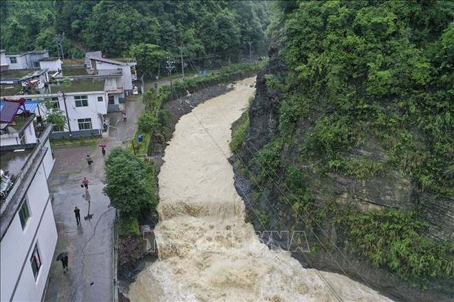 Nước lũ trên sông ở Trùng Khánh, tây nam Trung Quốc, ngày 1/7/2020. Ảnh: THX/TTXVN
