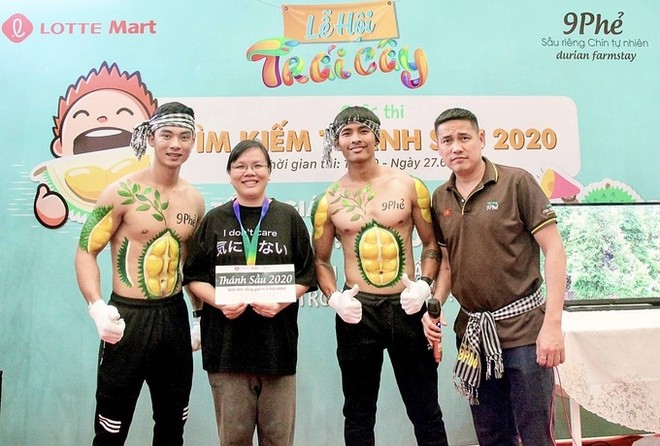 Anh Hà Duy Trung (ngoài cùng bên phải) cùng mẫu nam sầu riêng '6 múi' và khách hàng chiến thắng cuộc thi ăn sầu riêng "Thánh Sầu 2020". Ảnh: 9 Phẻ