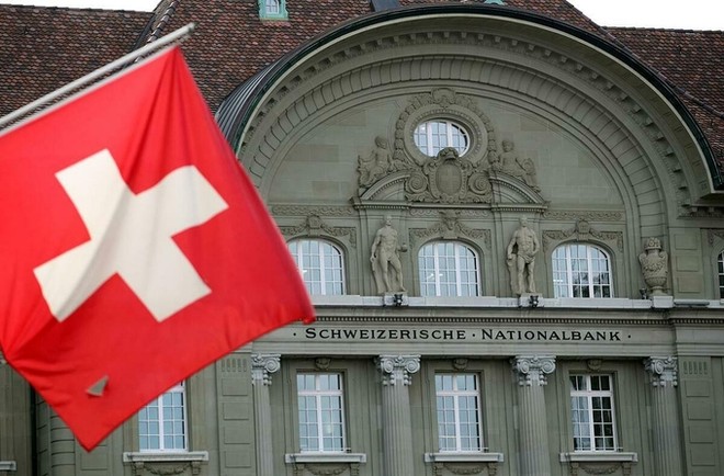Bên ngoài Ngân hàng Trung ương Thụy Sĩ tại Bern. Ảnh: Reuters