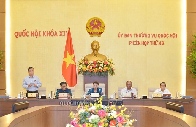 Phó chủ tịch Quốc hội Phùng Quốc Hiển điều hành phiên thảo luận.