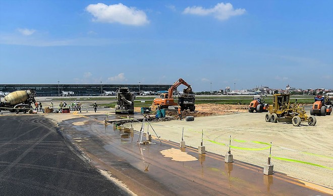 Việc thi công cải tạo, hệ thống đường lăn, đường cất hạ cánh tại sân bay Tân Sơn Nhất, Nội Bài đang ảnh hưởng lớn tới hoạt động khai thác của các hãng hàng không.