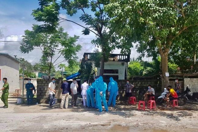 Khu phố nơi có bệnh nhân nhiễm COVID-19 tại phường Quảng Vinh (TP Sầm Sơn) đã được phong tỏa và khử trùng.