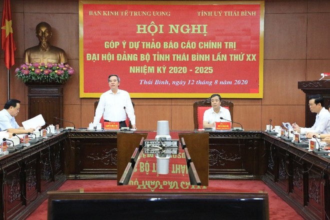 Đồng chí Nguyễn Văn Bình, Ủy viên Bộ Chính trị, Bí thư Trung ương Đảng, Trưởng Ban Kinh tế Trung ương phát biểu tại hội nghị.