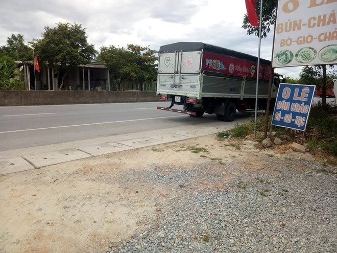 Một xe tải chở hàng đến từ vùng dịch ghé lại địa bàn khu vực huyện Lệ Thủy, Quảng Bình trong sáng 13/8.