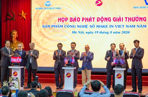Bộ trưởng Bộ TT&TT Nguyễn Mạnh Hùng cùng các Đại biểu phát động Giải thưởng “Sản phẩm công nghệ số Make in Viet Nam” năm 2020.