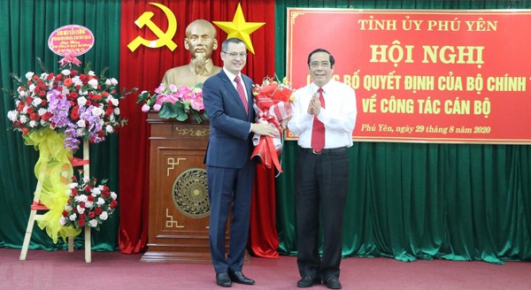 Phó Trưởng Ban thường trực Ban Tổ chức Trung ương Phạm Thanh Bình (bìa phải) tặng hoa chúc mừng ông Phạm Đại Dương được Bộ Chính trị chuẩn y chức danh Bí thư Tỉnh ủy Phú Yên. 