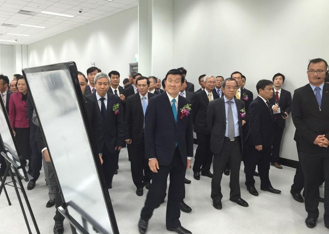 Chủ tịch nước Trương Tấn Sang cùng các vị khách tham quan nhà máy LG tại KCN Tràng Duệ, Hải Phòng