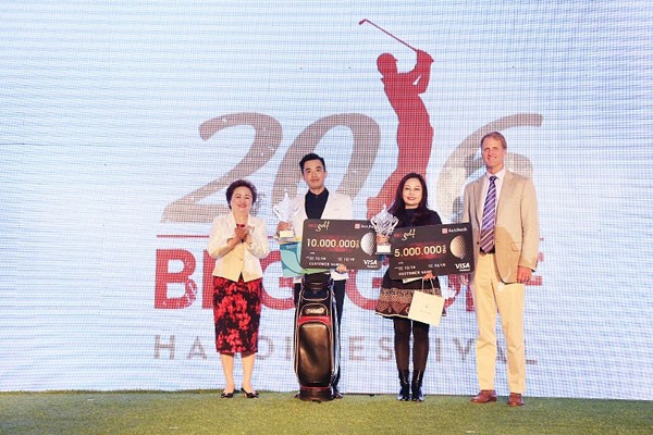 Bà Nguyễn Thị Nga, Chủ tịch Tập đoàn BRG và ông Jack Nicklaus II, Chủ tịch của Nicklaus Design trao giải thưởng cho các gôn thủ