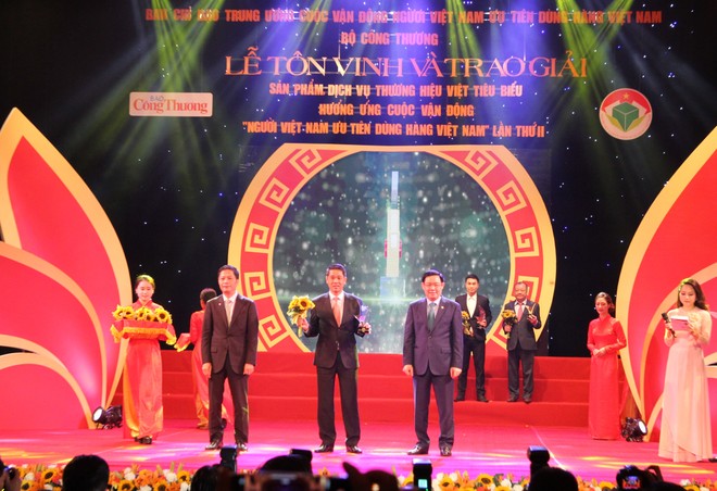 Ông Nguyễn Văn Bùi, Phó tổng giám đốc Traphaco nhận giải thưởng