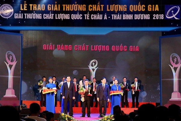 Ông Nguyễn Huy Văn, Phó tổng giám đốc Traphaco nhận giải thưởng 