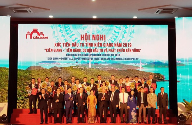 Dưới sự chứng kiến của Thủ tướng Chính phủ, ông Tạ Văn Tố, Tổng giám đốc Tập đoàn CEO nhận Giấy chứng nhận đầu tư tại Hội nghị Xúc tiến đầu tư tỉnh Kiên Giang năm 2019