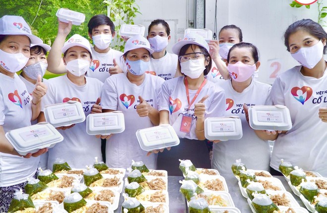 Các tình nguyện viên bếp "Việt Nam ơi cố lên!" ở Bình Tân chuẩn bị các suất từ thiện cho cộng đồng.